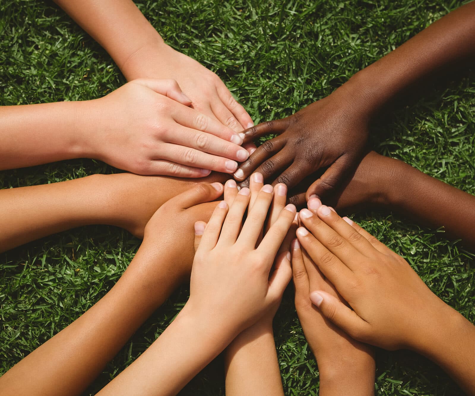 Barn som håller händerna tillsammans